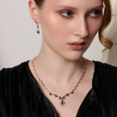 Колье из золота с бриллиантами и сапфирами