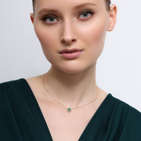 Подвеска из золота с бриллиантами и изумрудами