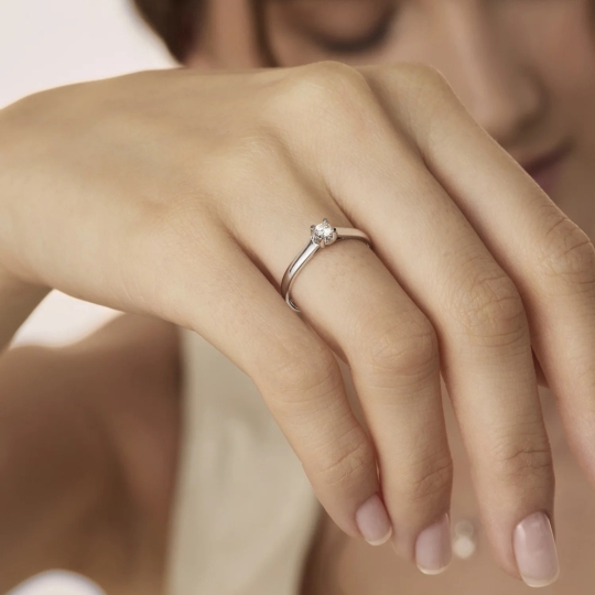 Кольцо из золота с фианитами 