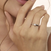 Кольцо из белого золота с бриллиантом