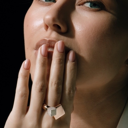 Кольцо из золота с фианитами