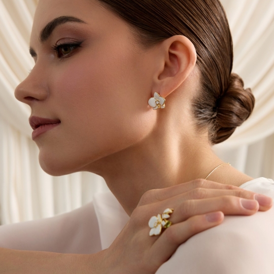 Кольцо из серебра с позолотой, хризолитом, эмалью и фианитом