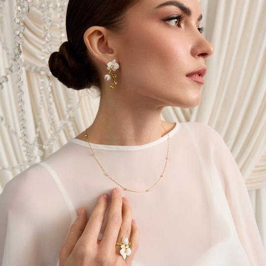 Серьги из серебра с позолотой, хризолитами, эмалью и фианитами