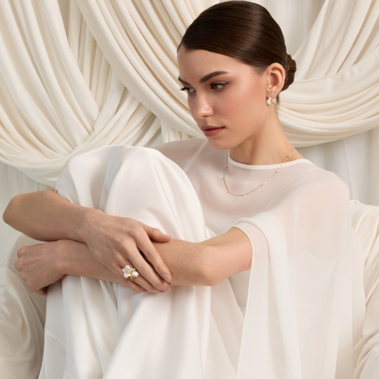 Серьги из серебра с позолотой, хризолитами, эмалью и фианитами