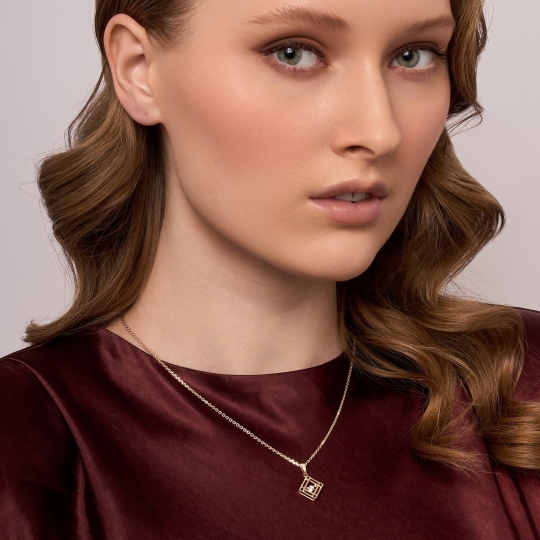 Подвеска из золота с ониксом