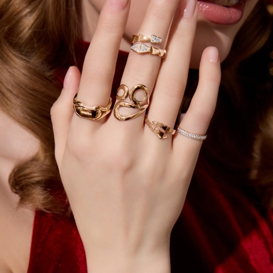 Кольцо из золота с топазом Swiss и фианитами