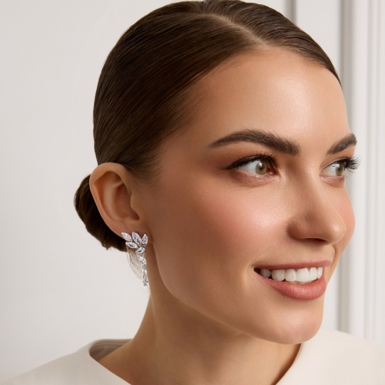 Асимметричные серьги из серебра с фианитами