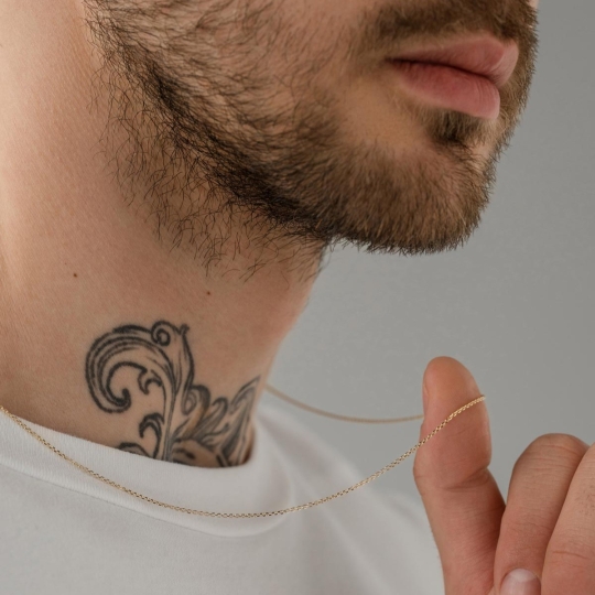 Шнурок из розового текстиля с золотым замком