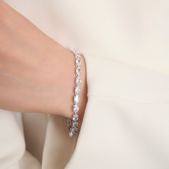 Браслет "красная нить" из серебра с фианитами "Love"