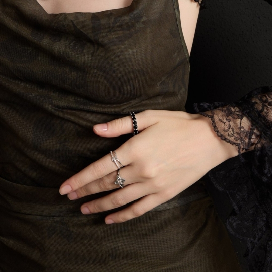 Кольцо из серебра с черными фианитами