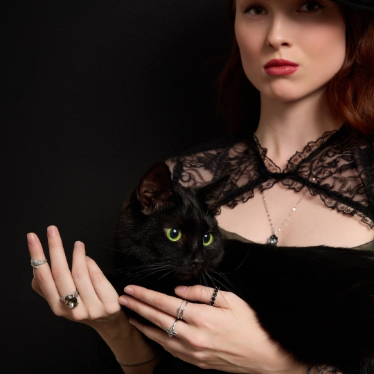 Кольцо из серебра с черными фианитами