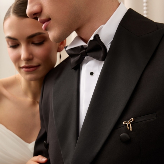 Брошь из золота с раухтопазами, фианитами и эмалью "Лягушка"