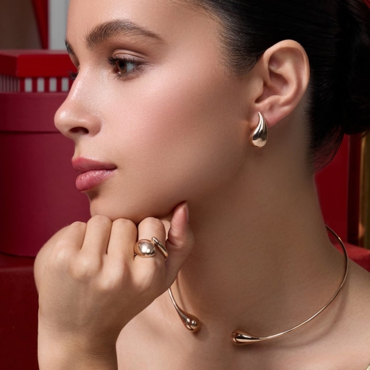 Кольцо из золота с топазом и фианитами