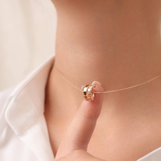 Подвеска из золота с бриллиантом и изумрудом