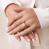 Кольцо-печатка из золота с бриллианитами