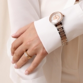 Кольцо-печатка из золота с бриллианитами