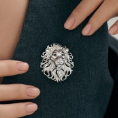 Брошь из серебра с фианитами 