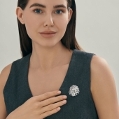 Брошь из серебра с фианитами 