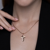 Подвеска-крест из комбинированного золота