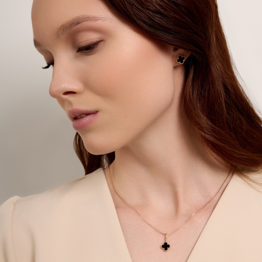 Подвеска из золота с ониксом