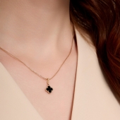 Подвеска из золота с ониксом