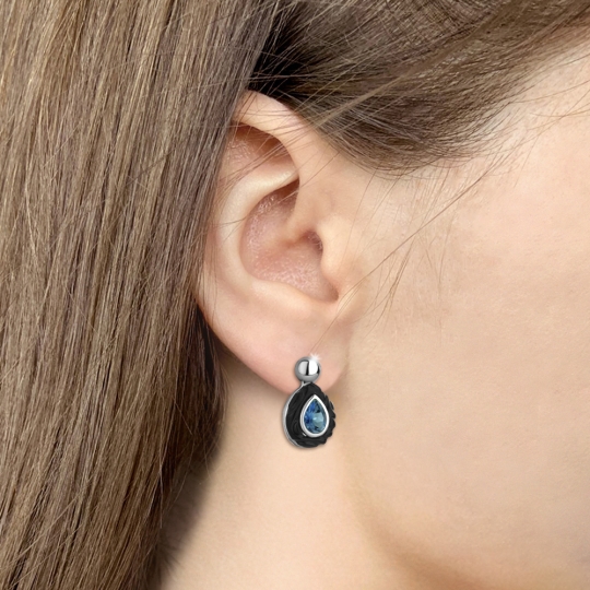 Одиночная серьга из серебра с фианитами