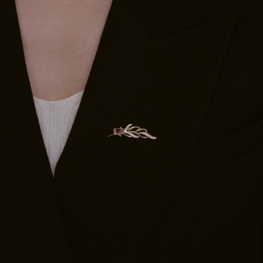 Брошь из золота с фианитами