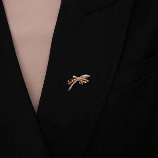 Брошь из золота с сапфировым корундом