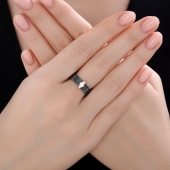 Кольцо из керамики с вставкой из золота и бриллиантами