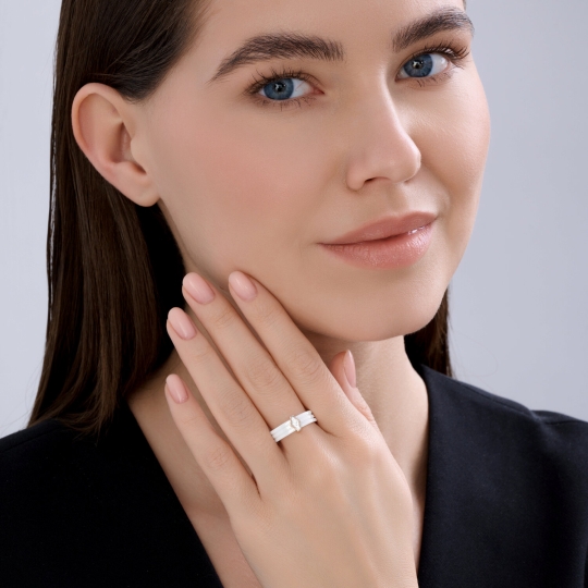 Кольцо из керамики с вставкой из золота и бриллиантами