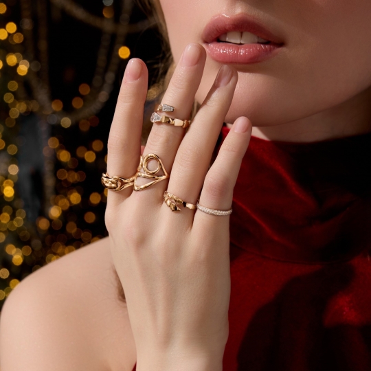 Кольцо из лимонного золота с "танцующим" бриллиантом и изумрудами