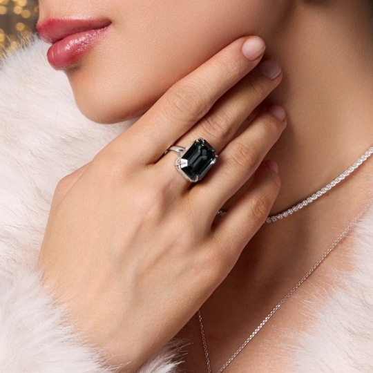 Кольцо из серебра с ювелирным кристаллом