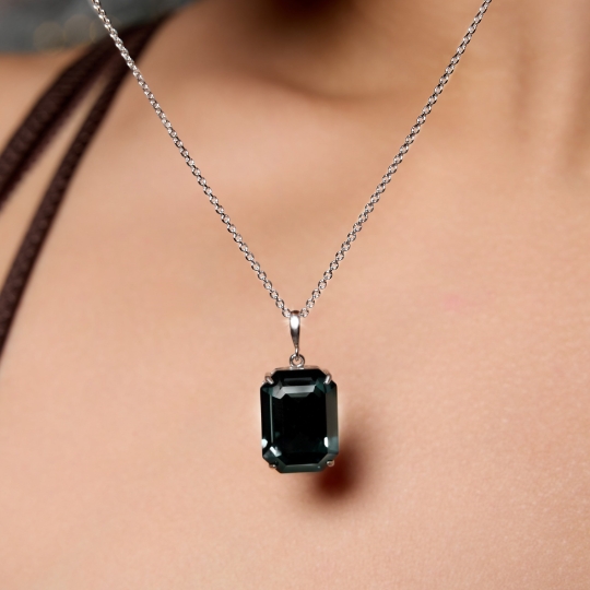 Кольцо из серебра с ювелирным кристаллом