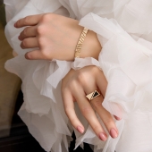 Кольцо-печатка из золота с фианитом