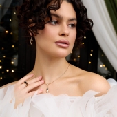 Кольцо-печатка из золота с фианитом