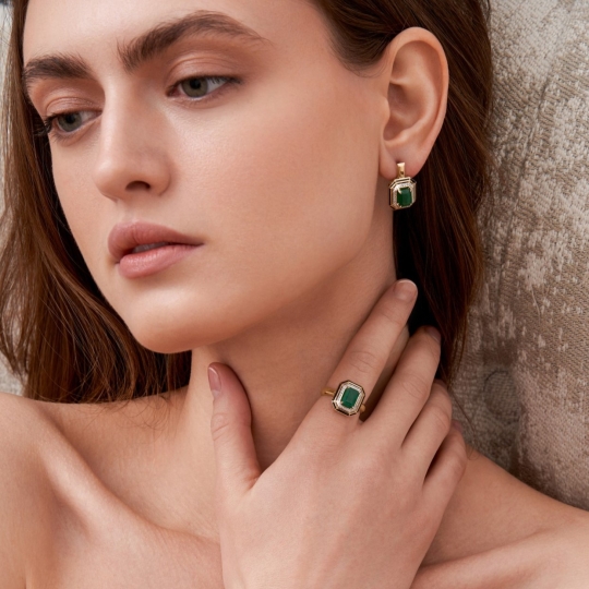 Кольцо из золота с бриллиантами и изумрудом