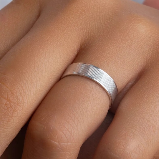 Кольцо из серебра с фианитами