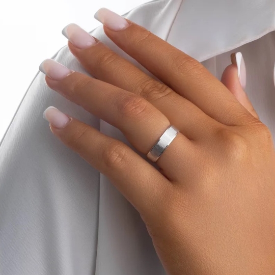 Кольцо из серебра с фианитами