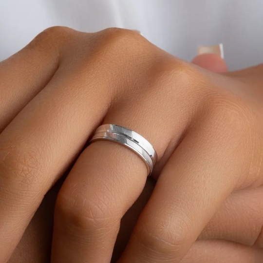 Обручальное кольцо из серебра с позолотой