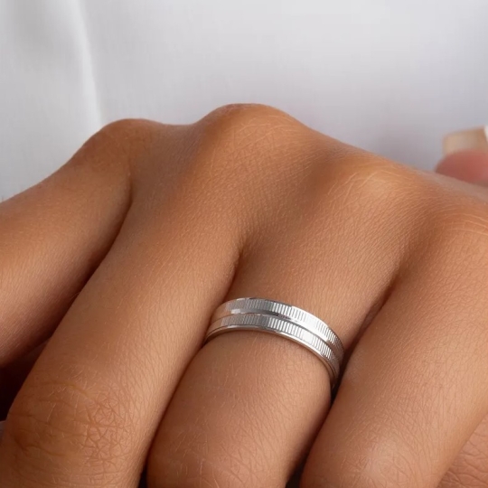 Кольцо "Череп" из серебра с черными фианитами