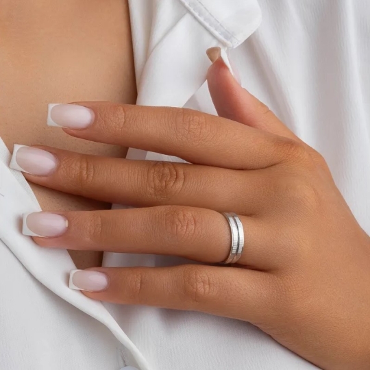 Кольцо "Череп" из серебра с черными фианитами