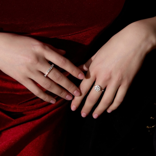 Кольцо из серебра с фианитами