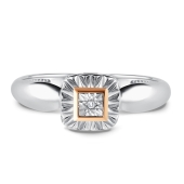 Кольцо из серебра с золотой вставкой и бриллиантом