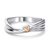 Кольцо из серебра с золотой вставкой и бриллиантом