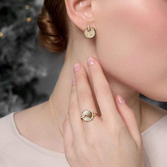 Кольцо из лимонного золота с алмазной гранью