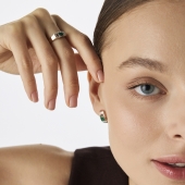 Кольцо из золота с бриллиантами и изумрудом