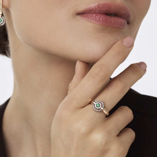 Серьги из золота с бриллиантами, коньячными бриллиантами и изумрудами