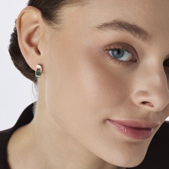 Кольцо из золота с бриллиантами и изумрудом