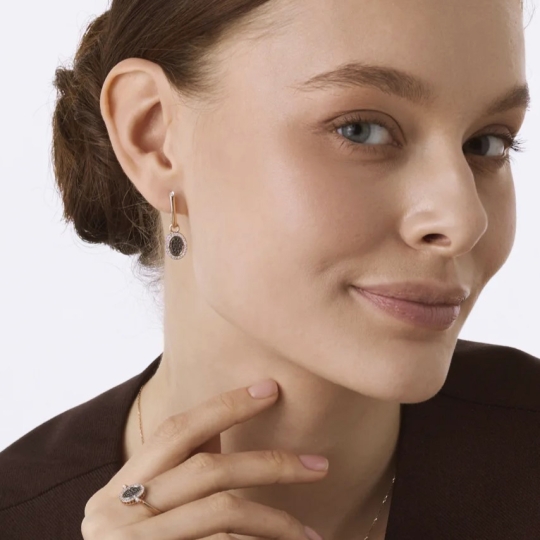 Подвеска из золота с бриллиантами и черными бриллиантами