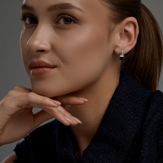 Одиночная серьга из серебра с фианитом